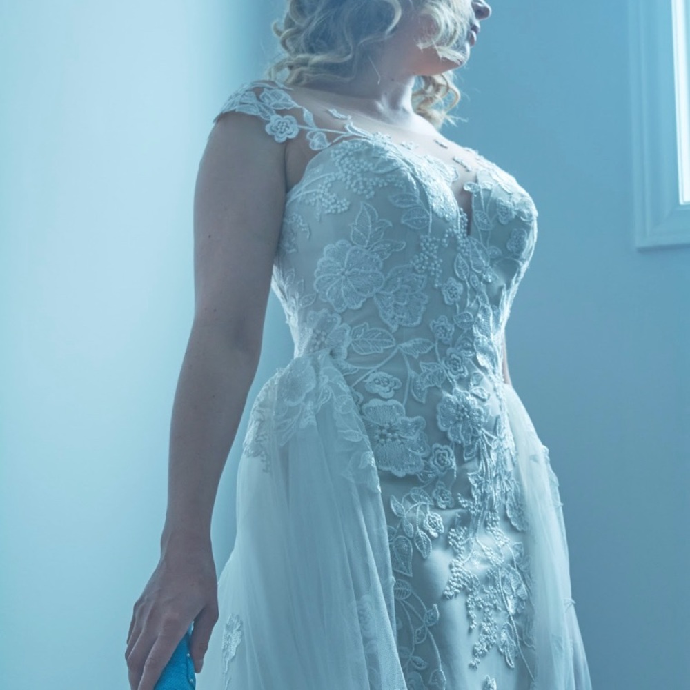 NWT Wedding gown with detachable train